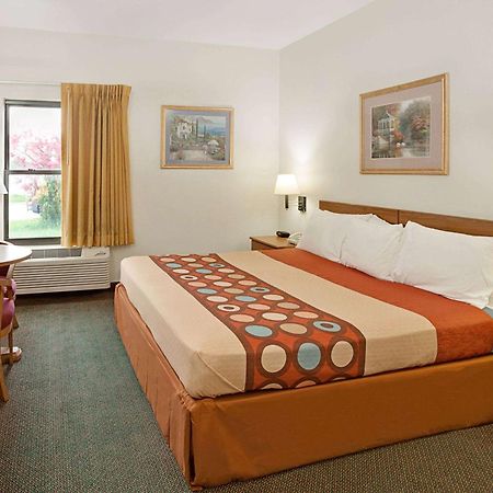 Super 8 By Wyndham Hampshire Il Hotel Bagian luar foto